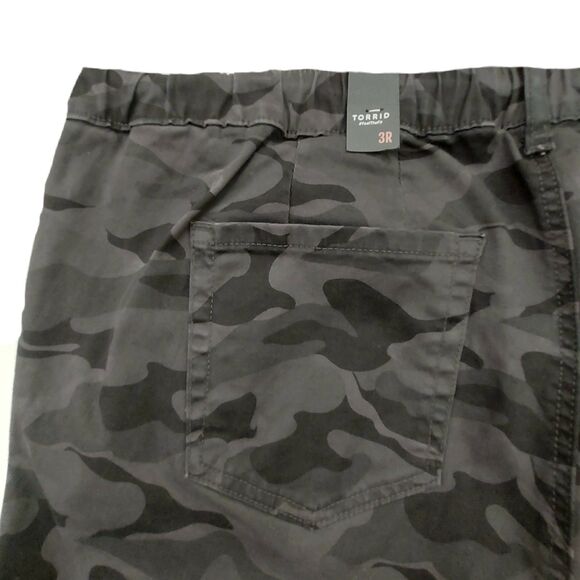 Torrid Cargo Camo Pants Womens 3 Regular Gray Feel The Fit Stretch Comfort - Picture 6 of 11